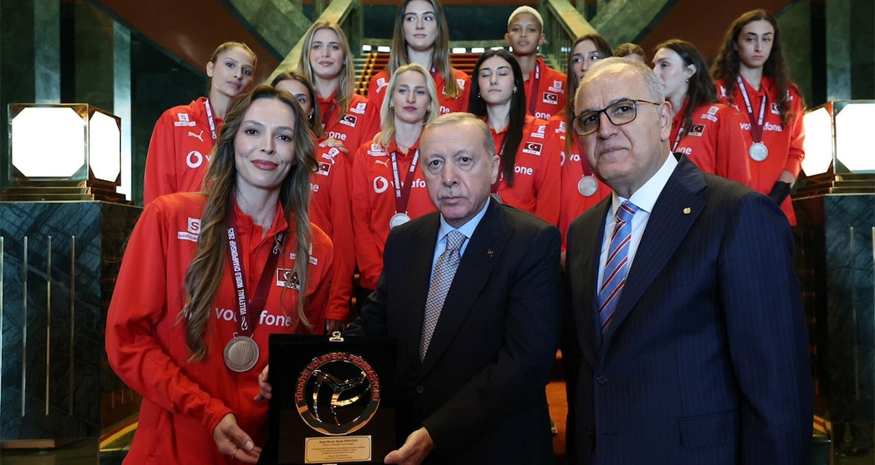 erdogan a mill kadin voleybol takimi oyuncularini agirladi 38XDROV4