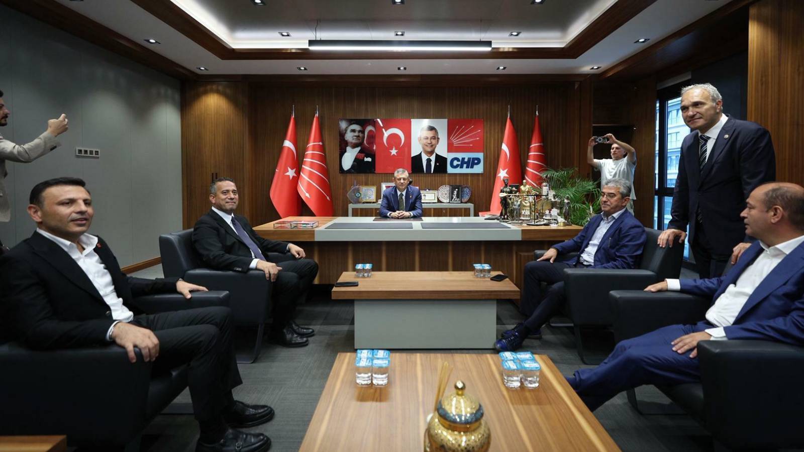 ozgur ozel chpnin binalarina cokulurken sessiz kalanlara sesleniyorum sira sana geldiginde is isten gecmis olacak fheTCH4b