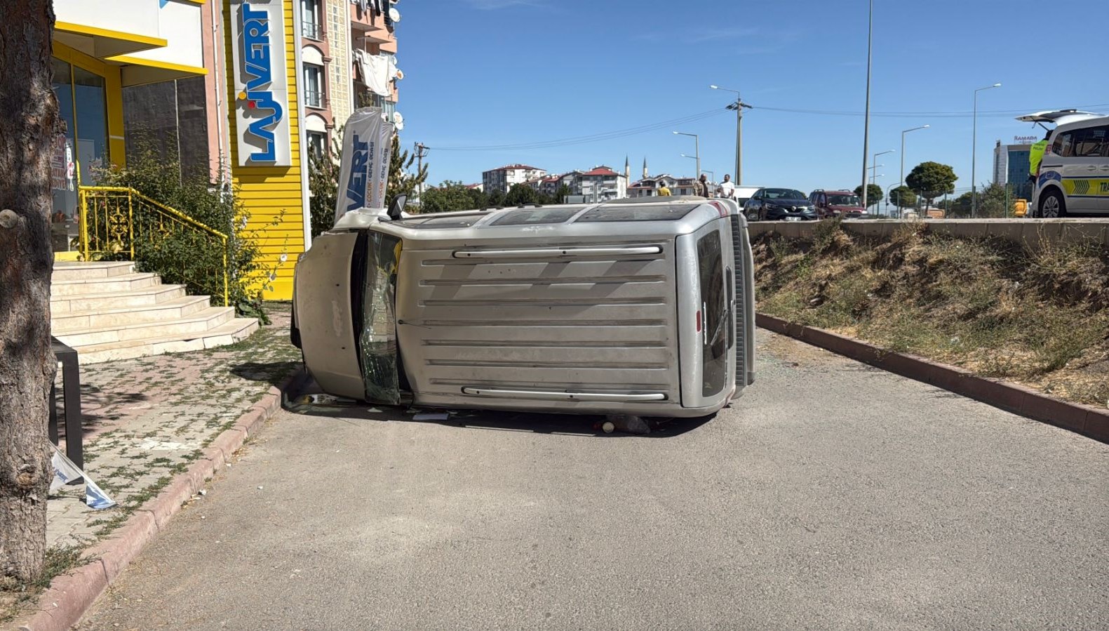 sivasta kaza arac yoldan cikip devrildi 6J3dxaTd