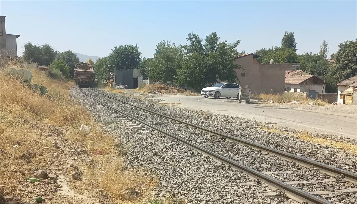 yuk treni otomobile carpti surucu agir yarali XiXpYigl