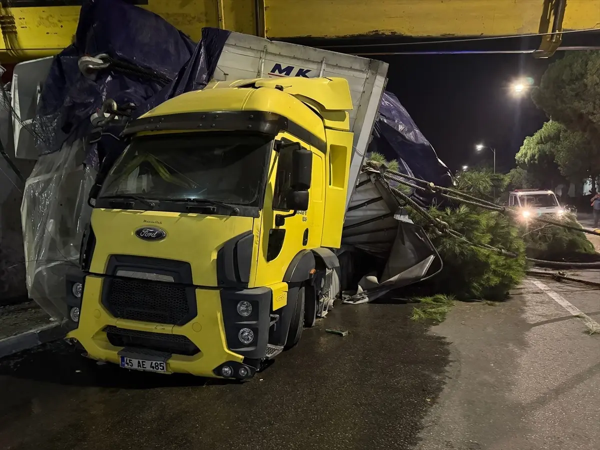 yunusemrede vinc devrildi operator hastaneye kaldirildi bGuPFmaa