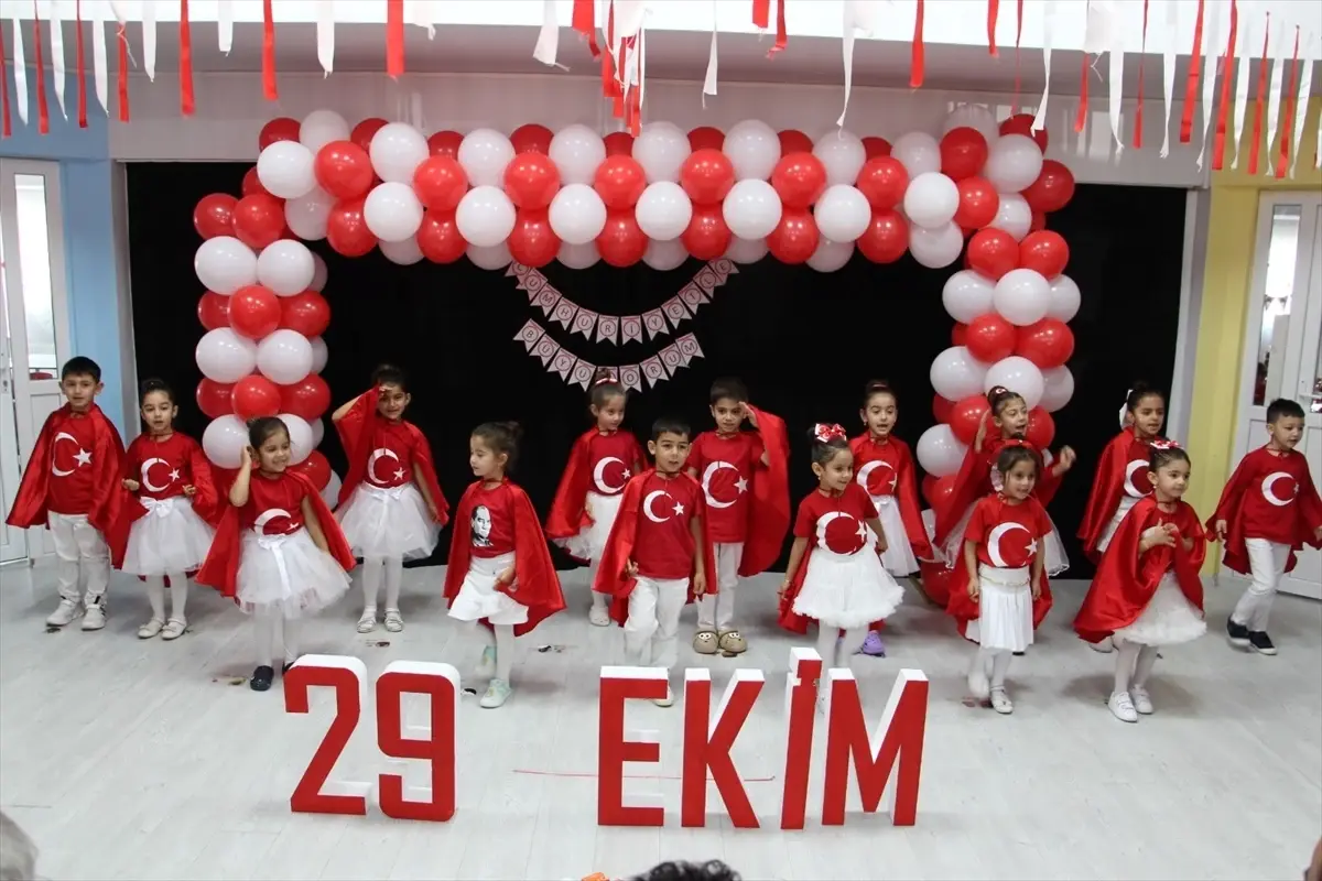 anaokulu ogrencilerinden cumhuriyet bayrami kutlamasi MOblL57Y.jpg