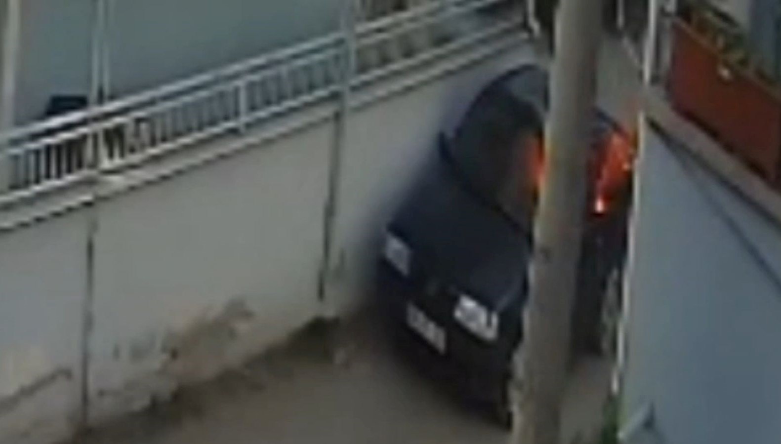 husumetlisinin arabasini benzin dokup yakti TLF6dDq1