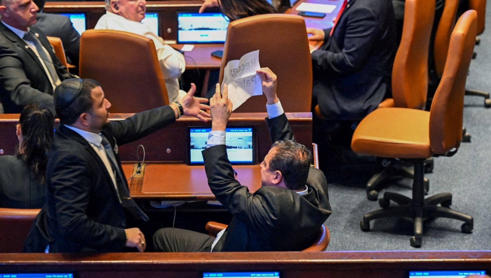 trump konusuyordu israil meclisinde filistini taniyin pankarti acildi E6TwxVPI.jpg