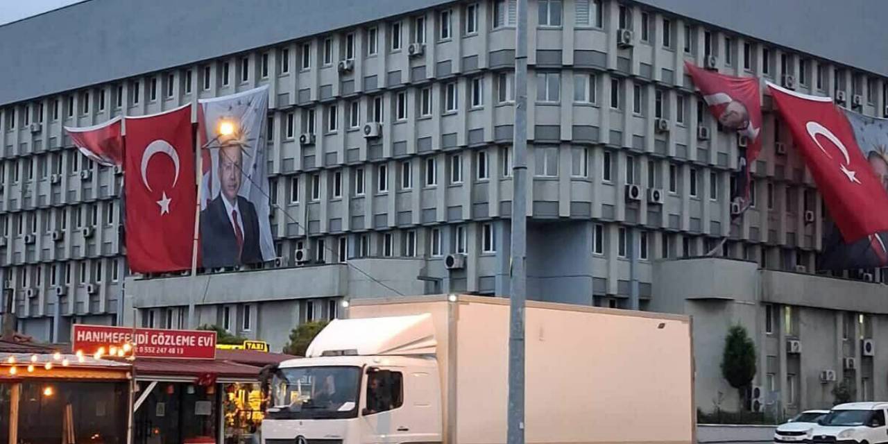 zonguldak valiliginde skandal ataturk posterleri klima arkasina sikistirildi z2X1Xthl.jpg