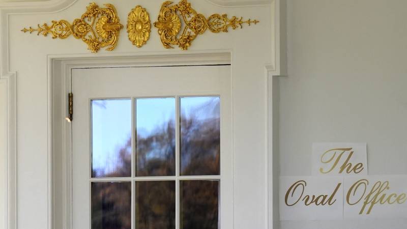 abd tarihinin en uzun huk met kapanmasini yasiyor trump oval ofise altindan tabela hazirlatiyor MxEt4TxD.jpg