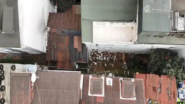 istanbul arnavutkoyde istinat duvari yikildi 2 bina tahliye edildi ajq5Ej2A.jpg