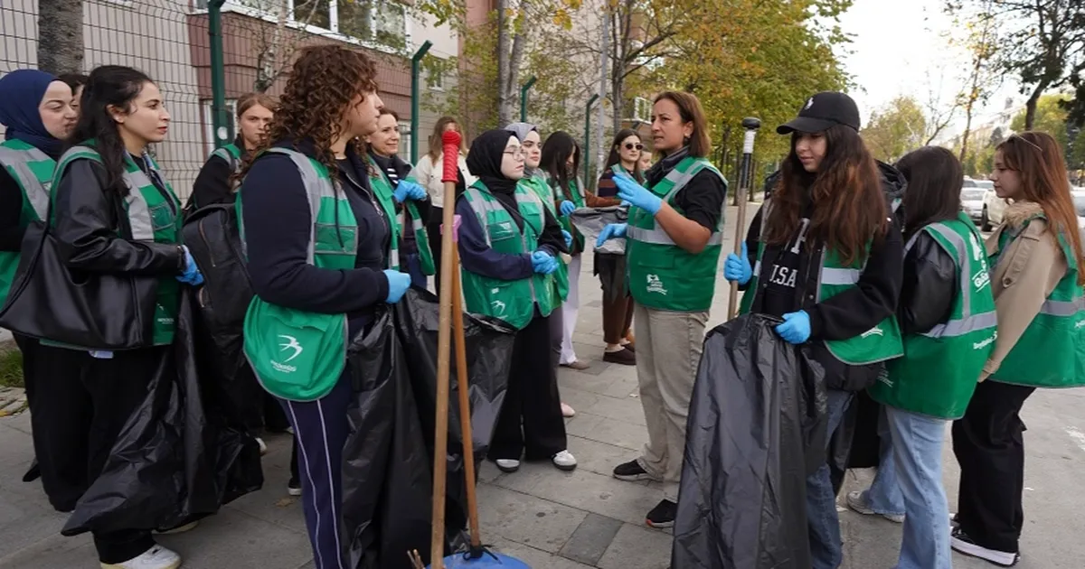istanbul beylikduzunde genclerden cevre mesaji KBhedDA8.webp