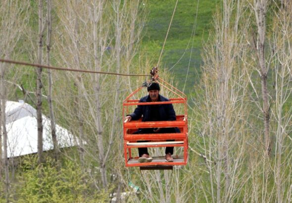 karadenizde-gordu-vanda-uyguladi-teleferik-sistemi-ile-bahcesine-40-dakika-yerine-40-saniyede-ulasiyor-LSQ9a5Wj