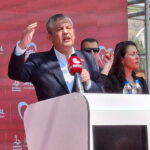 ozgur-ozelden-izmirde-dikkat-ceken-mesajlar-erdogana-erken-secim-cagrisi-yapti-turkiye-carpik-bir-X4HP2fRD