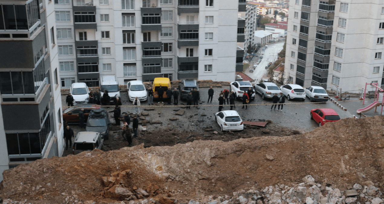 İstinat Duvarı Çökmesi Sonucu Araçlar Tehlikeye Girdi